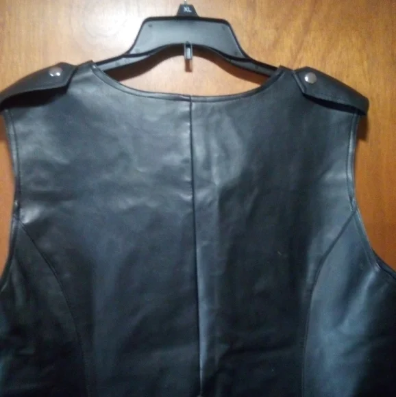 Black Leather Vest with Zipper Pockets - Picture 9 of 12